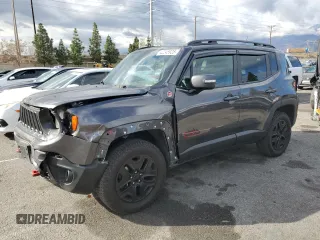 2018 Jeep Renegade Trailhawk with VIN ZACCJBCB1JPH76670, listed as a Copart auction lot 42245925 with 92,779 mi miles and Salvage Title. Bid and sale history available at carsss.com. Image 1.