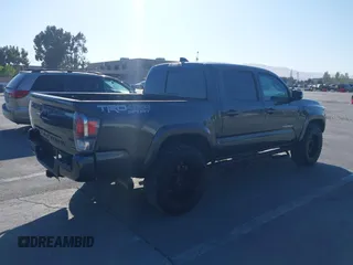 2020 Toyota Tacoma SR5 z VIN 3TMCZ5AN9LM296826, wystawiony jako IAAI lot #42533149 z przebiegiem 72 375 mil mil oraz . Historia ofert i sprzedaży dostępna na DreamBid. Obrazek 4.