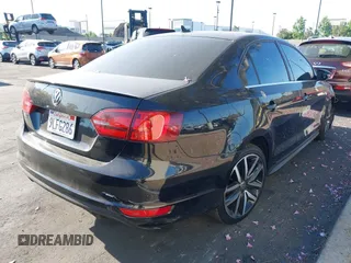 2013 Volkswagen Jetta GLI Autobahn z VIN 3VW4A7AJ9DM381412, wystawiony jako IAAI lot #42378360 z przebiegiem 125 910 mil mil oraz . Historia ofert i sprzedaży dostępna na DreamBid. Obrazek 4.