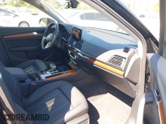 2023 Audi Q5 S line Premium Plus z VIN WA1EAAFY7P2125446, wystawiony jako IAAI lot #42374440 z przebiegiem 24 682 mil mil oraz . Historia ofert i sprzedaży dostępna na DreamBid. Obrazek 5.