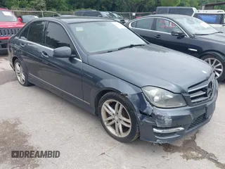 2014 Mercedes-Benz C 250 Sport z VIN WDDGF4HB5EA964773, wystawiony jako IAAI lot #42416375 z przebiegiem 113 333 mil mil oraz . Historia ofert i sprzedaży dostępna na DreamBid. Obrazek 1.