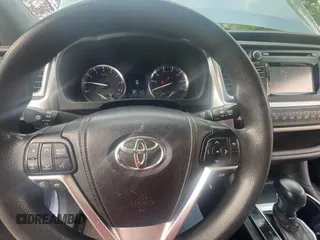 2014 Toyota Highlander LE z VIN 5TDZARFH5ES007181, wystawiony jako Copart lot #56413755 z przebiegiem 211 427 mil mil oraz Czysty tytuł • Clean title. Historia ofert i sprzedaży dostępna na DreamBid. Obrazek 9.
