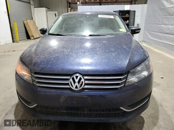 2014 Volkswagen Passat Wolfsburg Edition z VIN 1VWAT7A31EC099721, wystawiony jako Copart lot #52241945 z przebiegiem 151 115 mil mil oraz Czysty tytuł • Clean title. Historia ofert i sprzedaży dostępna na DreamBid. Obrazek 5.