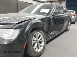 2016 Chrysler 300 Anniversary Edition z VIN 2C3CCAAG8GH235536, wystawiony jako IAAI lot #42047325 z przebiegiem 160 071 mil mil oraz . Historia ofert i sprzedaży dostępna na DreamBid. Obrazek 6.