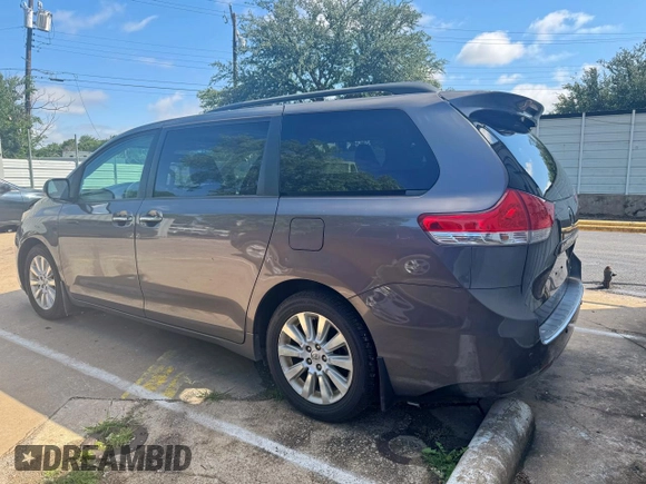 2013 Toyota Sienna XLE z VIN 5TDDK3DC1DS092365, wystawiony jako Copart lot #58743665 z przebiegiem 252 937 mil mil oraz Czysty tytuł • Clean title. Historia ofert i sprzedaży dostępna na DreamBid. Obrazek 3.