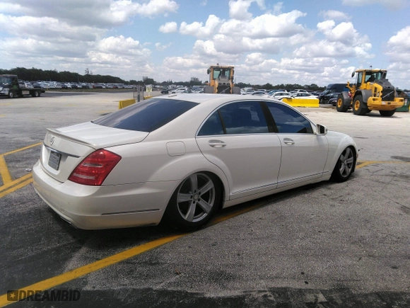 2010 Mercedes-Benz S-Class S 550 with VIN WDDNG7BB6AA333698, listed as a IAAI auction lot 41721324 with 212,814 mi miles. Bid and sale history available at carsss.com. Image 13.