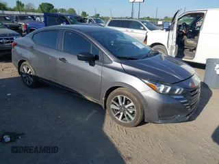 2024 Nissan Versa S z VIN 3N1CN8DV2RL910111, wystawiony jako IAAI lot #42028037 z przebiegiem 12 848 mil mil oraz . Historia ofert i sprzedaży dostępna na DreamBid. Obrazek 1.