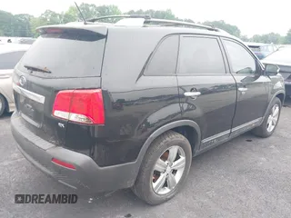 2013 Kia Sorento EX z VIN 5XYKU4A6XDG330770, wystawiony jako IAAI lot #42226062 z przebiegiem 184 705 mil mil oraz . Historia ofert i sprzedaży dostępna na DreamBid. Obrazek 4.