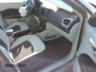 2020 Jeep Compass Altitude z VIN 3C4NJCBB1LT234979, wystawiony jako IAAI lot #41872466 z przebiegiem 37 827 mil mil oraz . Historia ofert i sprzedaży dostępna na DreamBid. Obrazek 5.