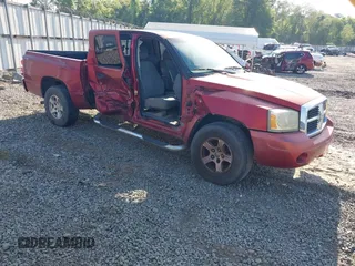 2007 Dodge Dakota SLT z VIN 1D7HE48N77S107448, wystawiony jako IAAI lot #42052612 z przebiegiem 179 488 mil mil oraz . Historia ofert i sprzedaży dostępna na DreamBid. Obrazek 1.