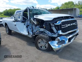 2023 Ram 2500 Tradesman z VIN 3C6UR5HJ9PG564714, wystawiony jako IAAI lot #42118104 z przebiegiem 18 111 mil mil oraz . Historia ofert i sprzedaży dostępna na DreamBid. Obrazek 1.
