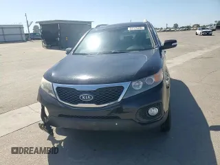 2013 Kia Sorento LX z VIN 5XYKT3A6XDG413614, wystawiony jako Copart lot #57175205 z przebiegiem 152 086 mil mil oraz Szkoda całkowita • Salvage title. Historia ofert i sprzedaży dostępna na DreamBid. Obrazek 14.