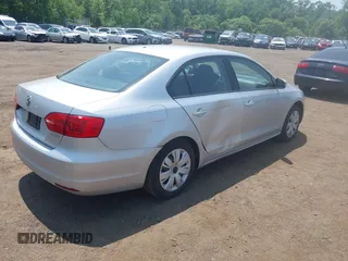 2012 Volkswagen Jetta SE z VIN 3VWDP7AJ5CM309927, wystawiony jako IAAI lot #42414951 z przebiegiem 128 109 mil mil oraz . Historia ofert i sprzedaży dostępna na DreamBid. Obrazek 4.