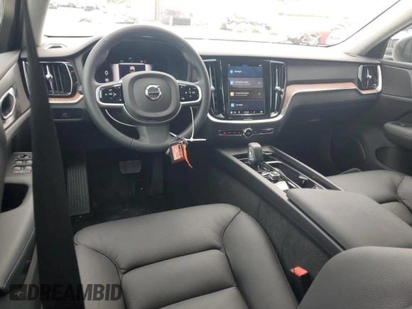 2025 Volvo V60 Plus z VIN YV4L12WK3S2149179, wystawiony jako Copart lot #60921275 z przebiegiem 609 mil mil oraz Czysty tytuł • Clean title. Historia ofert i sprzedaży dostępna na DreamBid. Obrazek 8.