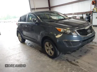 2012 Kia Sportage LX z VIN KNDPBCA23C7217340, wystawiony jako IAAI lot #42299191 z przebiegiem 150 577 mil mil oraz . Historia ofert i sprzedaży dostępna na DreamBid. Obrazek 1.
