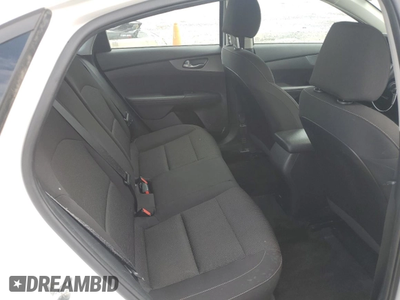 2021 Kia Forte LXS z VIN 3KPF24AD7ME312374, wystawiony jako Copart lot #59405995 z przebiegiem 111 897 mil mil oraz Czysty tytuł • Clean title. Historia ofert i sprzedaży dostępna na DreamBid. Obrazek 10.