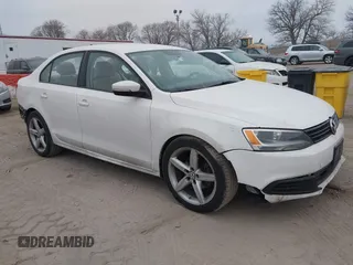 2014 Volkswagen Jetta SE z VIN 3VWD07AJ2EM379618, wystawiony jako IAAI lot #41471817 z przebiegiem 125 100 mil mil oraz . Historia ofert i sprzedaży dostępna na DreamBid. Obrazek 1.