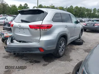 2018 Toyota Highlander SE z VIN 5TDJZRFH0JS529197, wystawiony jako IAAI lot #40233988 z przebiegiem Nie podano mil oraz . Historia ofert i sprzedaży dostępna na DreamBid. Obrazek 4.