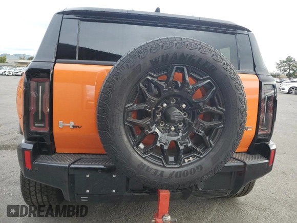 2024 GMC Hummer EV 2X z VIN 1GKB0NDE1RU106768, wystawiony jako Copart lot #82389304 z przebiegiem Nie podano mil oraz Szkody całkowita. Historia ofert i sprzedaży dostępna na DreamBid. Obrazek 6.