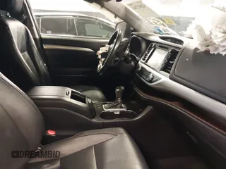 2018 Toyota Highlander SE with VIN 5TDJZRFH9JS494224, listed as a IAAI auction lot 42402768 with 49,912 mi miles and . Bid and sale history available at DreamBid. Image 5.