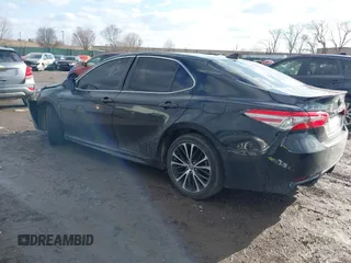 2018 Toyota Camry LE z VIN 4T1B11HK5JU649736, wystawiony jako IAAI lot #41536240 z przebiegiem 20 330 mil mil oraz . Historia ofert i sprzedaży dostępna na DreamBid. Obrazek 3.