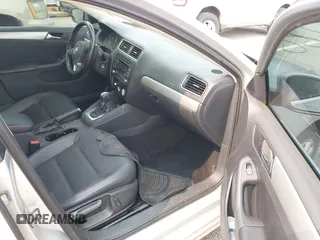 2013 Volkswagen Jetta SE z VIN 3VWDP7AJ0DM365243, wystawiony jako IAAI lot #42400011 z przebiegiem 191 746 mil mil oraz . Historia ofert i sprzedaży dostępna na DreamBid. Obrazek 5.