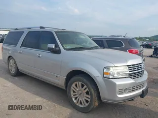 2013 Lincoln Navigator z VIN 5LMJJ3H59DEL09289, wystawiony jako IAAI lot #42380340 z przebiegiem 238 384 mil mil oraz . Historia ofert i sprzedaży dostępna na DreamBid. Obrazek 1.