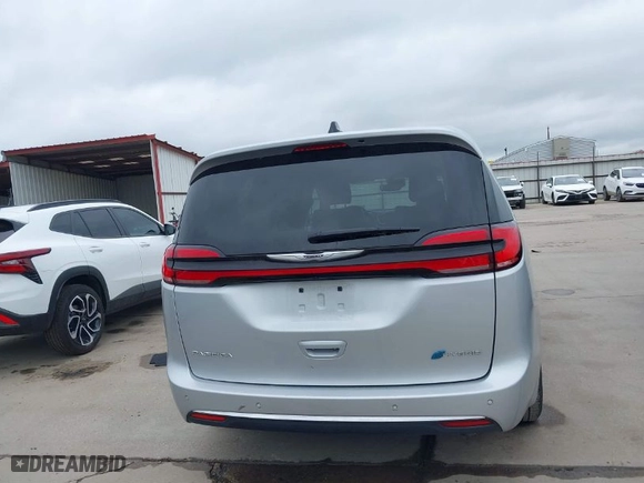 2024 Chrysler Pacifica Hybrid Select with VIN 2C4RC1S72RR156672, listed as a IAAI auction lot 41875923 with NaN miles. Bid and sale history available at carsss.com. Image 16.
