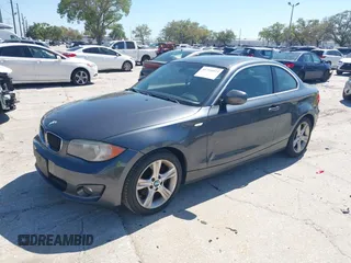 2013 BMW 1 Series 128i с VIN WBAUP9C55DVS94333, выставлен на аукционе IAAI как лот 41751073 с пробегом 141 467 миль миль и . История ставок и продаж доступна на DreamBid. Изображение 2.