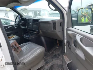 2004 Chevrolet Express Cargo z VIN 1GCFG15X141175066, wystawiony jako IAAI lot #42072307 z przebiegiem 279 939 mil mil oraz . Historia ofert i sprzedaży dostępna na DreamBid. Obrazek 5.