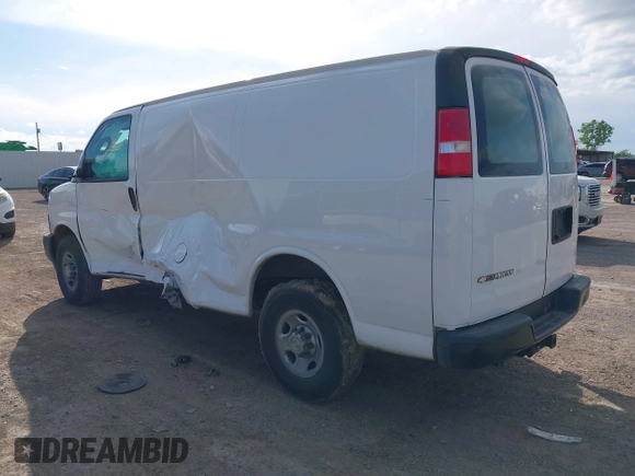 2019 Chevrolet Express Cargo z VIN 1GCWGAFP0K1312719, wystawiony jako IAAI lot #42209808 z przebiegiem 99 944 mil mil oraz . Historia ofert i sprzedaży dostępna na DreamBid. Obrazek 3.