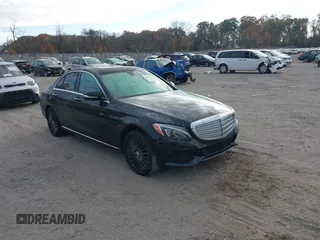2015 Mercedes-Benz C-Class C 300 Luxury with VIN 55SWF4KB5FU020462, listed as a IAAI auction lot 40770678 with 136,442 mi miles. Bid and sale history available at carsss.com. Image 1.