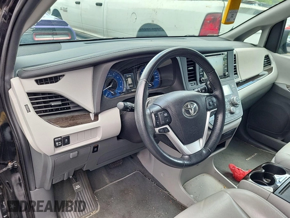 2020 Toyota Sienna XLE z VIN 5TDDZ3DC9LS240453, wystawiony jako IAAI lot #42566212 z przebiegiem 94 405 mil mil oraz . Historia ofert i sprzedaży dostępna na DreamBid. Obrazek 5.