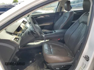 2013 Lincoln MKZ z VIN 3LN6L2G98DR804632, wystawiony jako Copart lot #56985055 z przebiegiem 128 509 mil mil oraz Szkoda całkowita • Salvage title. Historia ofert i sprzedaży dostępna na DreamBid. Obrazek 7.