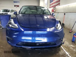 2022 Tesla Model Y Long Range with VIN 7SAYGDEE9NF426887, listed as a Copart auction lot 49910725 with 47,379 mi miles and Salvage Title. Bid and sale history available at carsss.com. Image 5.