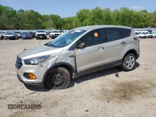2018 Ford Escape S z VIN 1FMCU0F70JUD00276, wystawiony jako Copart lot #53165795 z przebiegiem 134 950 mil mil oraz Szkoda całkowita • Salvage title. Historia ofert i sprzedaży dostępna na DreamBid. Obrazek 1.