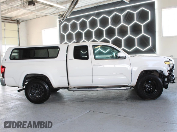 2021 Toyota Tacoma SR z VIN 3TYSZ5AN0MT009231, wystawiony jako Copart lot #59748295 z przebiegiem 37 912 mil mil oraz Szkoda całkowita • Salvage title. Historia ofert i sprzedaży dostępna na DreamBid. Obrazek 3.