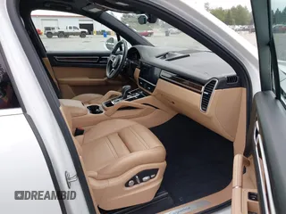 2019 Porsche Cayenne E-Hybrid z VIN WP1AE2AY0KDA52065, wystawiony jako IAAI lot #42687097 z przebiegiem 53 670 mil mil oraz . Historia ofert i sprzedaży dostępna na DreamBid. Obrazek 5.
