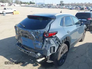 2024 Mazda CX-30 S Carbon Edition z VIN 3MVDMBCM3RM635044, wystawiony jako IAAI lot #41979849 z przebiegiem 15 717 mil mil oraz . Historia ofert i sprzedaży dostępna na DreamBid. Obrazek 4.