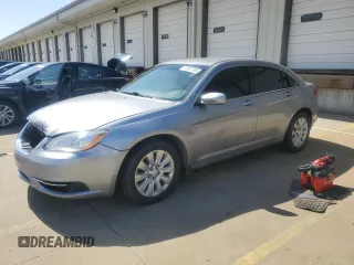 2014 Chrysler 200 LX z VIN 1C3CCBAB8EN206424, wystawiony jako Copart lot #51801195 z przebiegiem 199 852 mil mil oraz Szkoda całkowita • Salvage title. Historia ofert i sprzedaży dostępna na DreamBid. Obrazek 1.