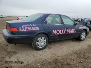 2000 Toyota Camry LE z VIN 4T1BF22KXYU953641, wystawiony jako Copart lot #48018145 z przebiegiem 118 587 mil mil oraz Czysty tytuł • Clean title. Historia ofert i sprzedaży dostępna na DreamBid. Obrazek 3.