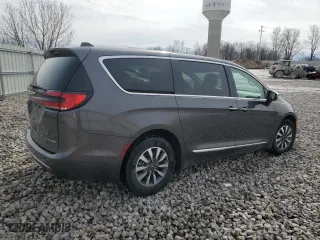 2023 Chrysler Pacifica Hybrid Limited with VIN 2C4RC1S7XPR588682, listed as a Copart auction lot 47543165 with 31,914 mi miles and Non Repairable. Bid and sale history available at carsss.com. Image 3.