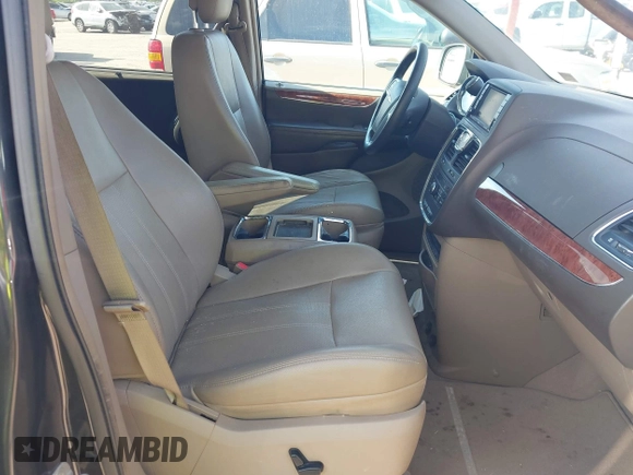 2011 Chrysler Town & Country Touring-L with VIN 2A4RR8DG4BR784138, listed as a IAAI auction lot 42124052 with 105,645 mi miles. Bid and sale history available at carsss.com. Image 5.