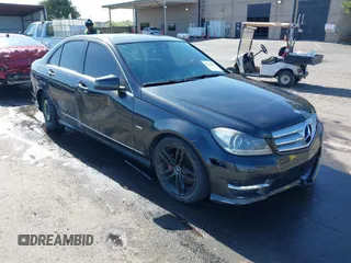 2012 Mercedes-Benz C 250 Sport z VIN WDDGF4HB7CR233048, wystawiony jako IAAI lot #42304061 z przebiegiem 145 389 mil mil oraz . Historia ofert i sprzedaży dostępna na DreamBid. Obrazek 1.