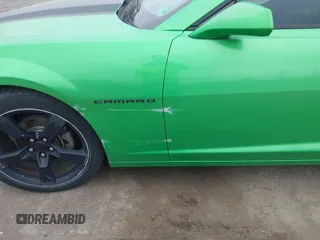 2011 Chevrolet Camaro 2LT z VIN 2G1FC1ED2B9142614, wystawiony jako IAAI lot #42043372 z przebiegiem 143 094 mil mil oraz . Historia ofert i sprzedaży dostępna na DreamBid. Obrazek 6.