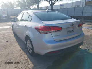 2017 Kia Forte LX z VIN 3KPFK4A71HE085778, wystawiony jako IAAI lot #42009127 z przebiegiem 130 014 mil mil oraz . Historia ofert i sprzedaży dostępna na DreamBid. Obrazek 3.