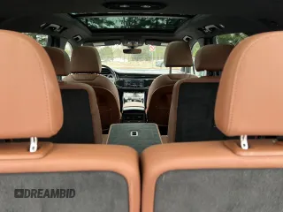 2020 Audi Q7 Premium z VIN WA1AXAF70LD003658, wystawiony jako Copart lot #48668495 z przebiegiem 88 618 mil mil oraz Czysty tytuł • Clean title. Historia ofert i sprzedaży dostępna na DreamBid. Obrazek 10.