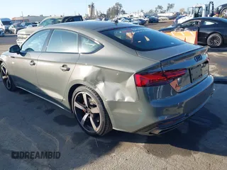 2024 Audi A5 Sportback S line Premium Plus z VIN WAUFACF52RA050804, wystawiony jako IAAI lot #41046774 z przebiegiem 6 493 mil mil oraz . Historia ofert i sprzedaży dostępna na DreamBid. Obrazek 3.