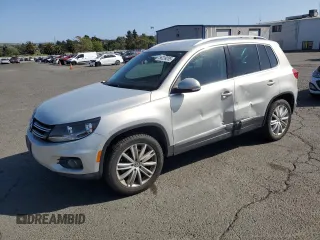 2012 Volkswagen Tiguan S z VIN WVGBV7AX9CW520256, wystawiony jako Copart lot #56239285 z przebiegiem 88 013 mil mil oraz Szkody całkowita. Historia ofert i sprzedaży dostępna na DreamBid. Obrazek 1.