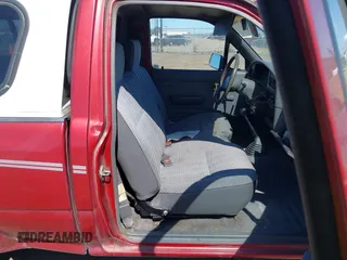 1992 Toyota Pickup DLX z VIN 4TARN81PXNZ030799, wystawiony jako IAAI lot #41879500 z przebiegiem 221 198 mil mil oraz . Historia ofert i sprzedaży dostępna na DreamBid. Obrazek 5.